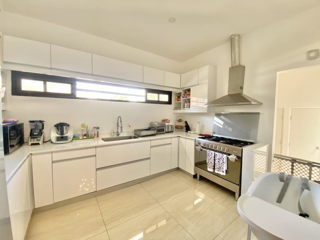 Large bedroom with en-suite bathroom, AC and closet in house Betania Panama