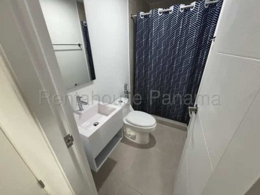 Bathroom with walk-in shower and vanity in PH Marea Plaza Panama