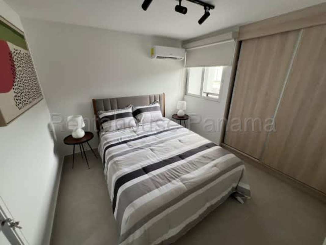 Bedroom with split AC, sliding closet and window PH Marea Plaza near Costa del Este