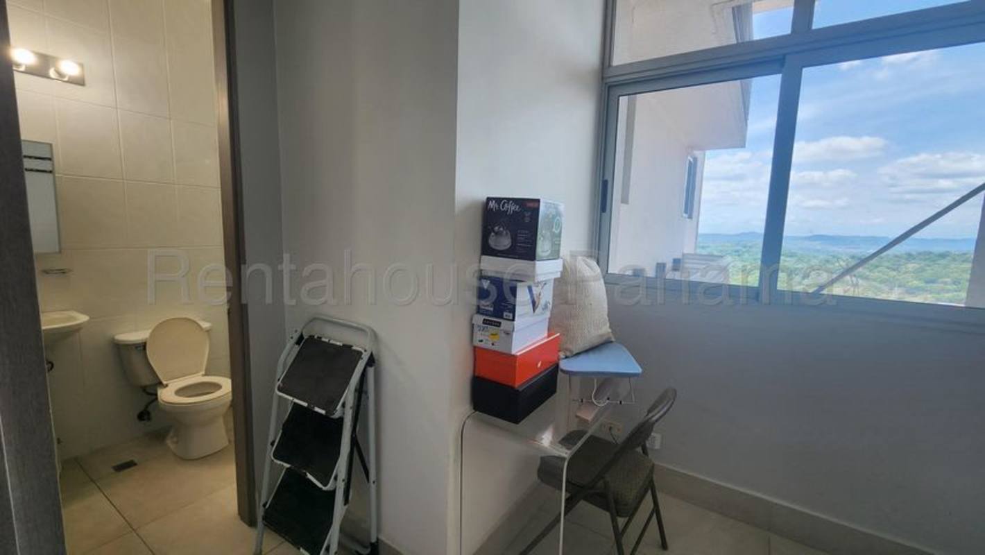 Comfortable master bedroom with city views, air conditioning and TV in PH Dos Mares Panama City