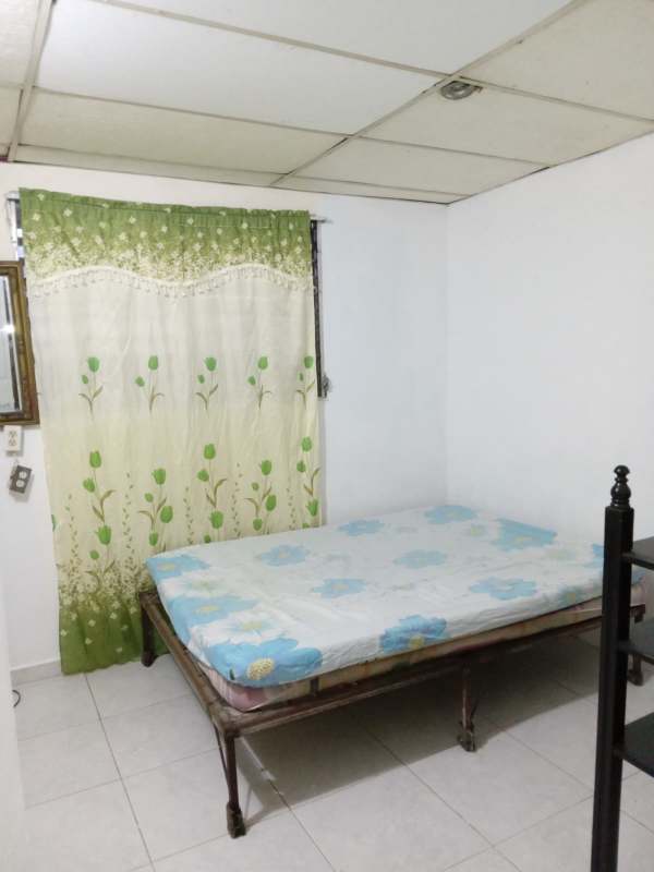 Simple private bedroom with double bed, curtain, and tiled floor at Parque Real