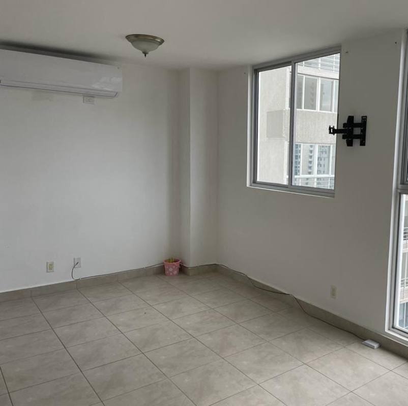 Second bedroom with window and built-in closet in PH Via España Residences Panama