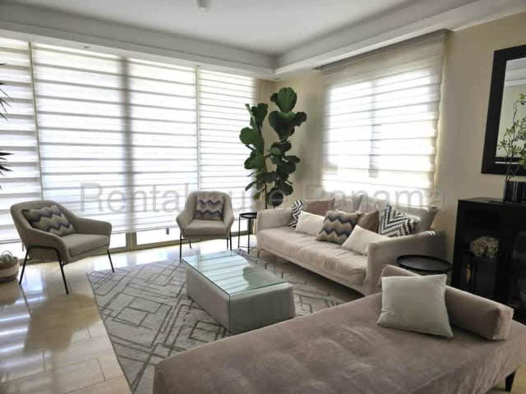 Second bedroom with window, bathroom and closet in Santa Maria apartment