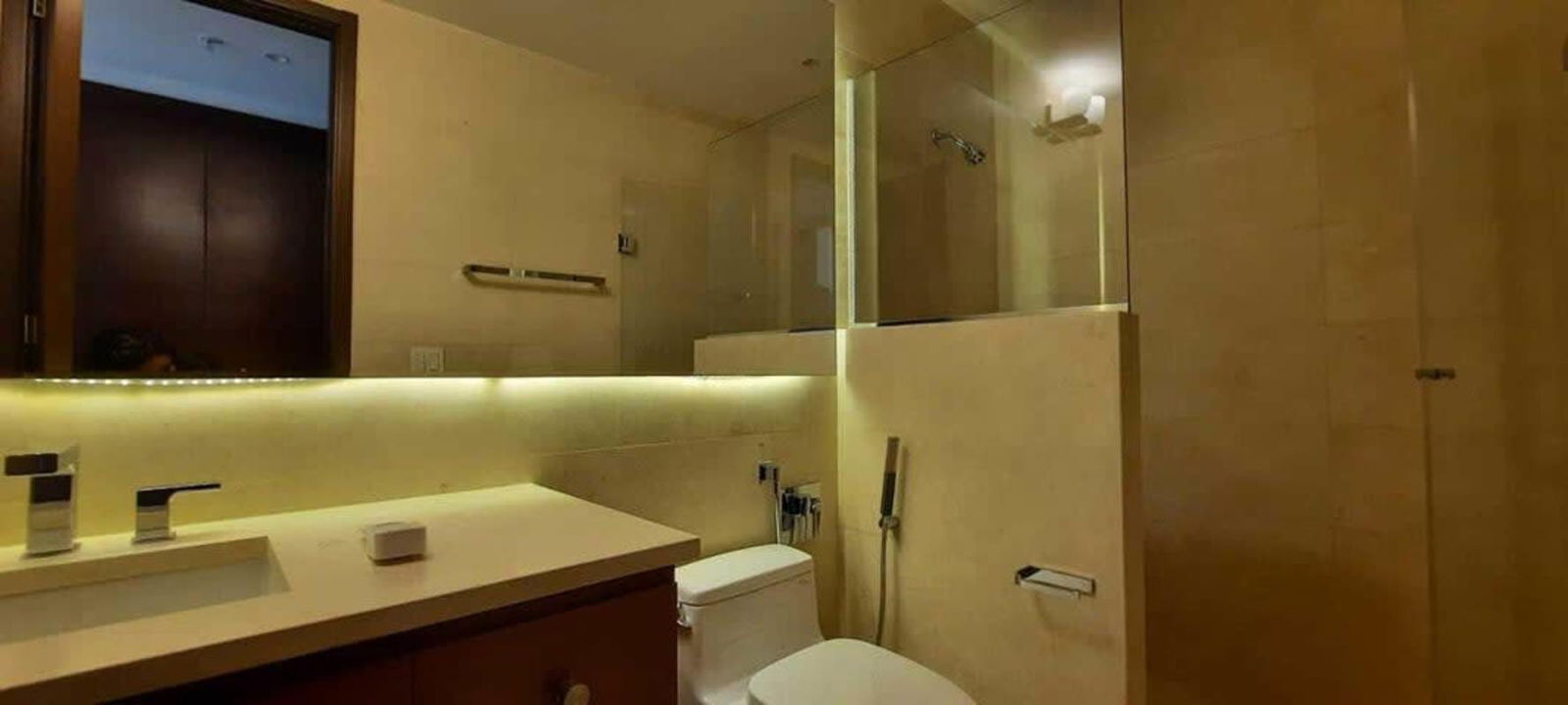 Italian design kitchen with built-in appliances, marble countertop luxury apartment PH The Reserve Santa Maria Panama