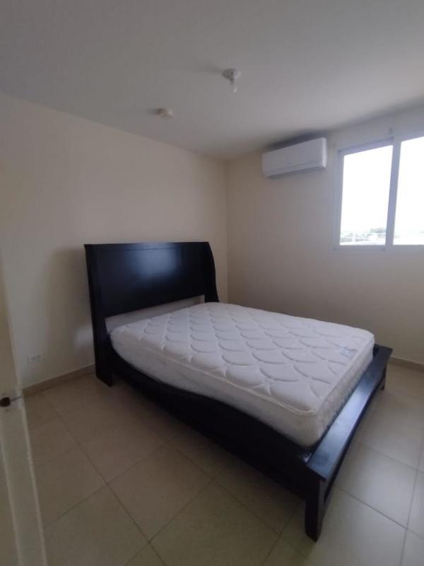 Comfortable bedroom with air conditioning, tiled floor in PH Torres de Versalles Panama