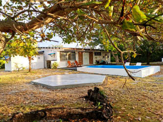 Private 6x4m swimming pool with sun deck and garden at beach house in Punta Chame