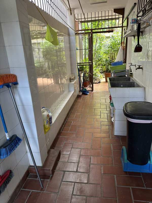 Functional laundry area with storage, sink, utility space in Villa de las Fuentes Panama
