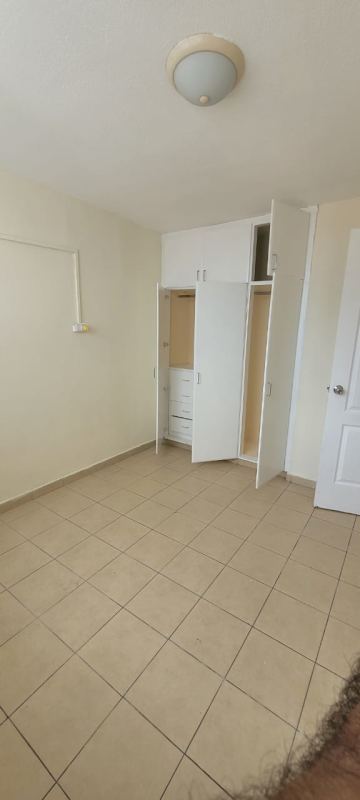 Bedroom with beige floor built-in closet minimalist PH Casa Real Panama