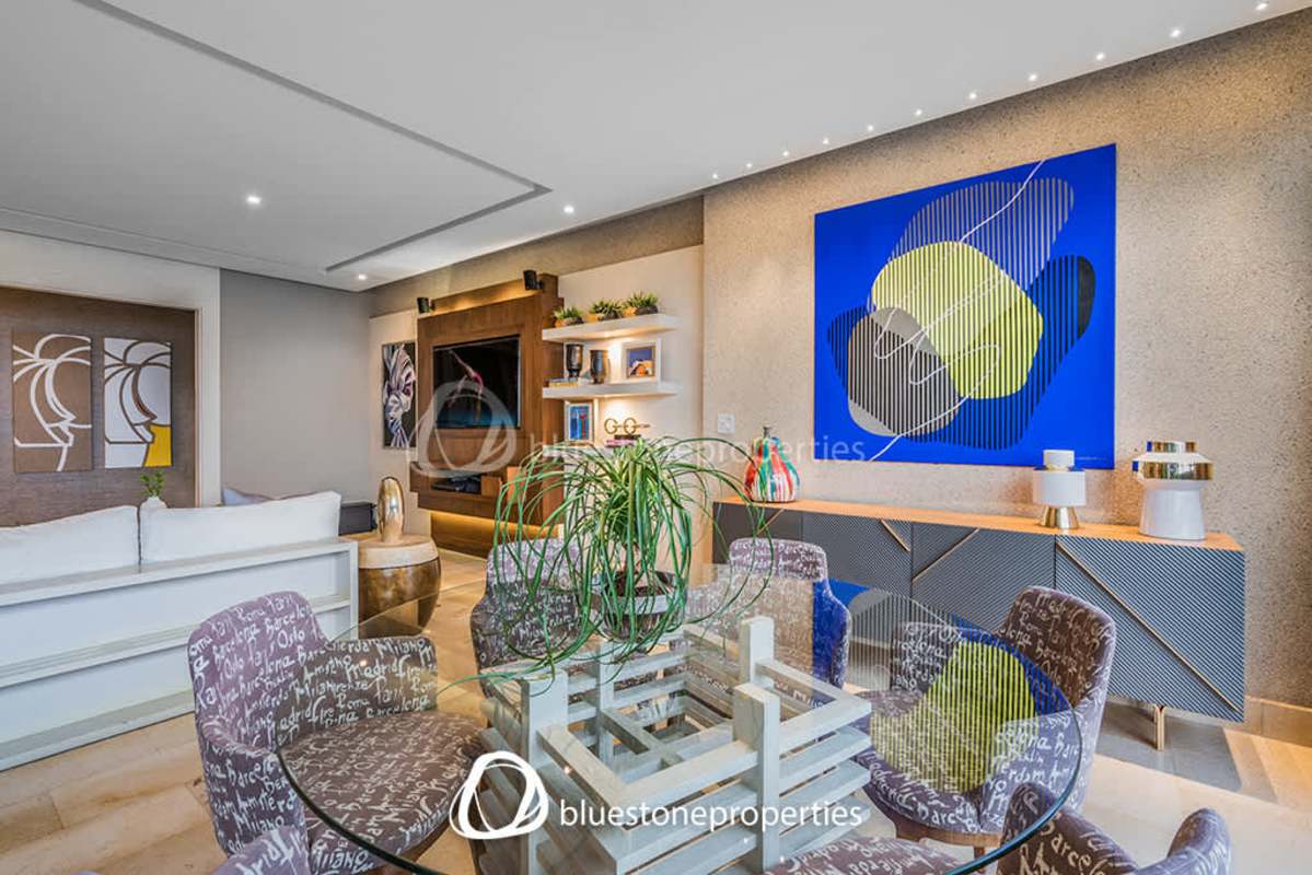 Contemporary remodeled kitchen with high-end granite countertops and premium appliances in PH Mirador Panama