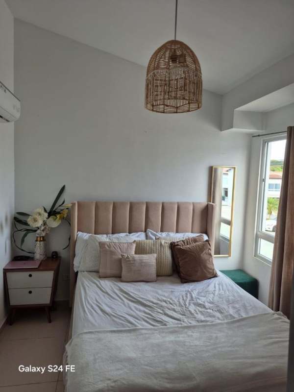 Secondary bedroom with large window and built-in closet in PH Villa Sol townhouse El Crisol Panama