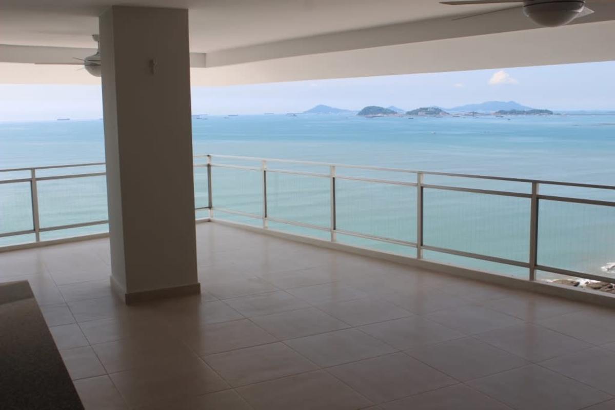 Contemporary kitchen with granite countertops, wooden cabinets, stainless appliances PH Bahía Mar Panama