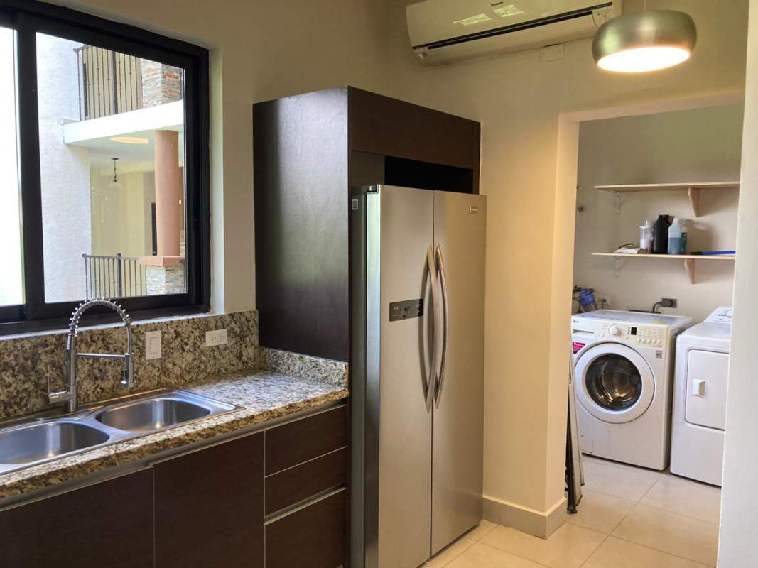 Master bedroom with walk-in closet balcony in PH Embassy Club Clayton Panama