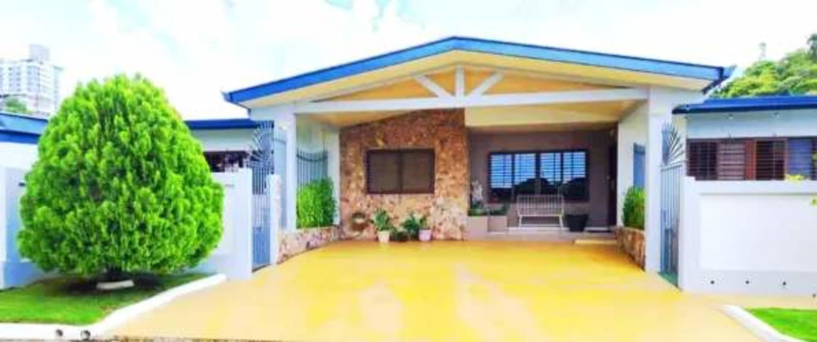 Large living area with windows, tile floors, neutral design in Betania Panama house for sale