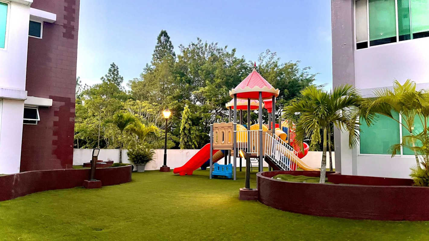 Bright bedroom with large window garden view in PH Forest Gate Clayton Panama
