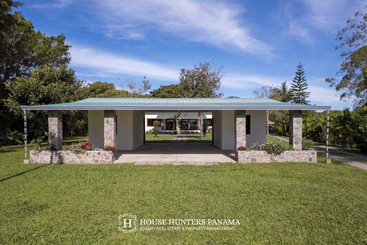 Bedroom private bath hardwood walk-in closet Volcán Chiriquí Panama