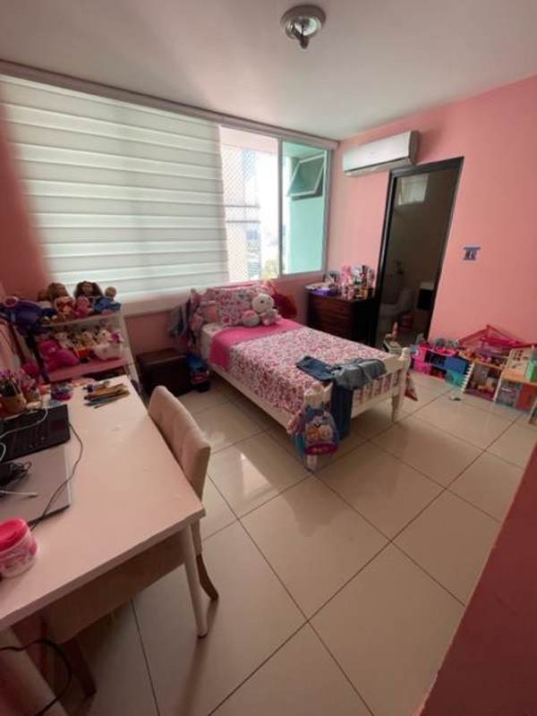 Bedroom with large window and built-in closet at PH Highland View Panama City