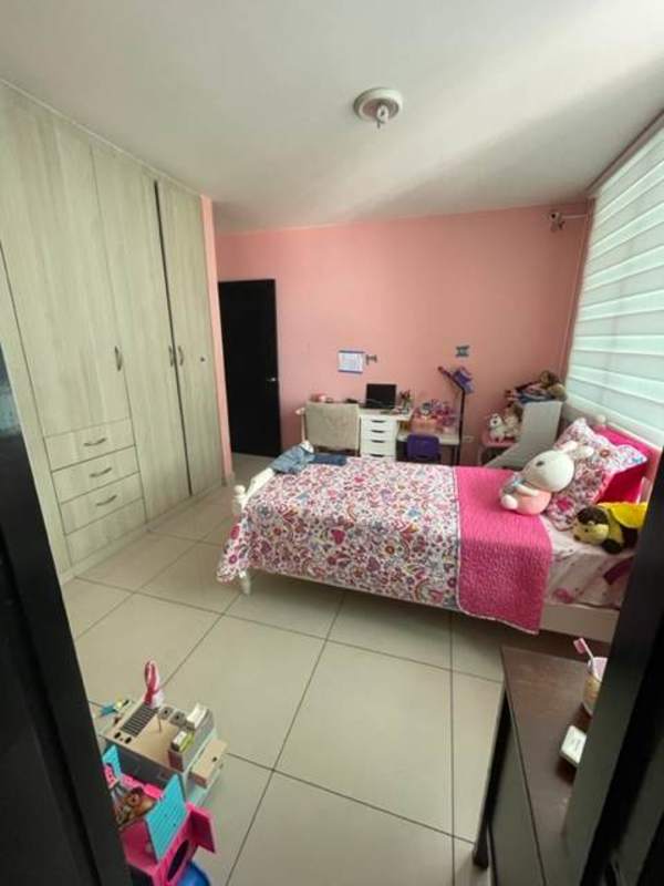 Kids bedroom with built-in wardrobes and large window PH Highland View Panama