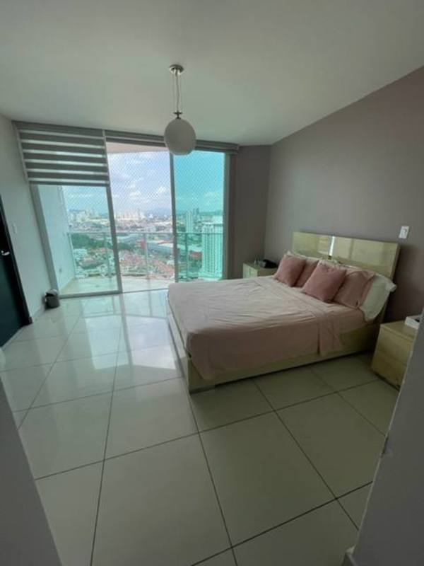 Bedroom featuring en-suite bathroom and built-in closet PH Highland View Panama
