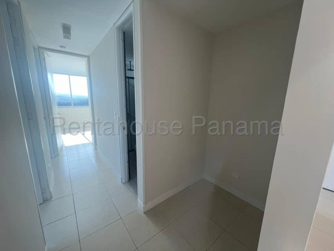 Second bedroom with windows, ceramic floor, built-in closet PH Mont Royale Panama