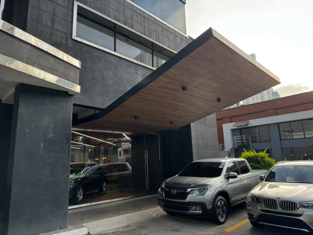 Spacious unfinished commercial unit with tile floor, white walls, ceiling MD recessed lighting and large window Panama