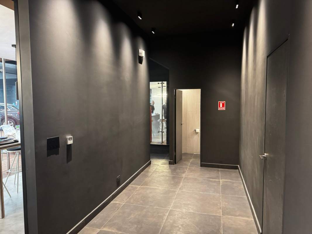 Garage lounge workspace with wood panels and glass partition in Panama commercial space