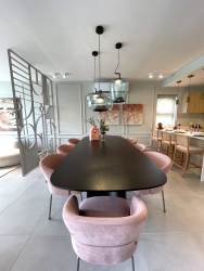 Modern kitchen island quartz counters light wood stainless appliances Panamá Pacífico