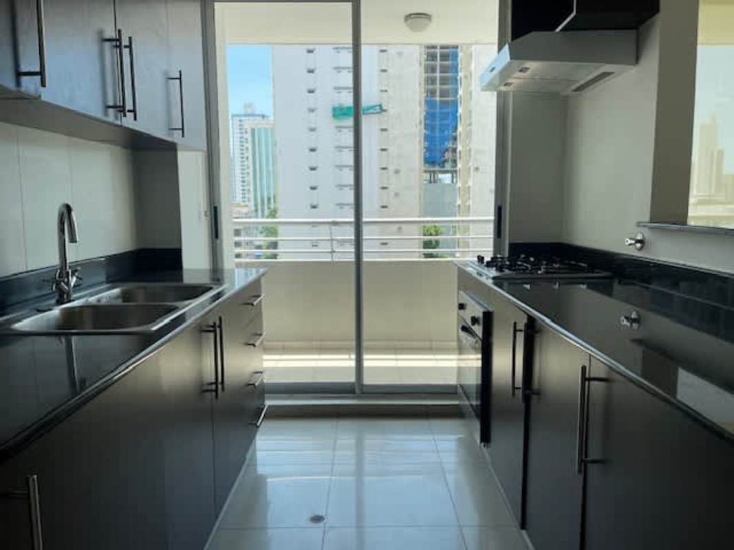 Spacious bedroom with large window and city view PH Citrus San Francisco Panama