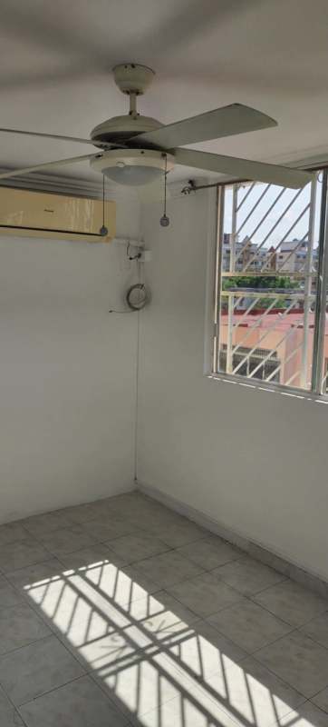 Bedroom with split air conditioning, tiled floors and bright window at Parque Lefevre apartment Panama