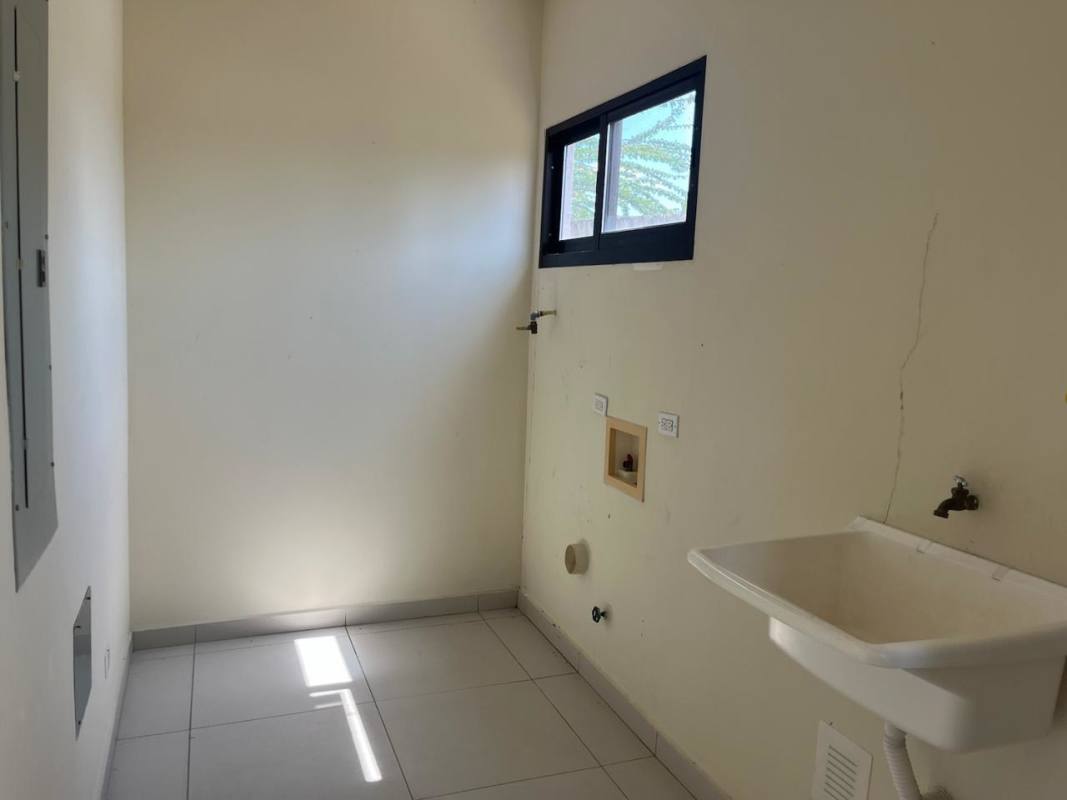 Spacious living room with sliding glass doors to garden in PH Orquídeas de Costa Linda Don Bosco Panama City