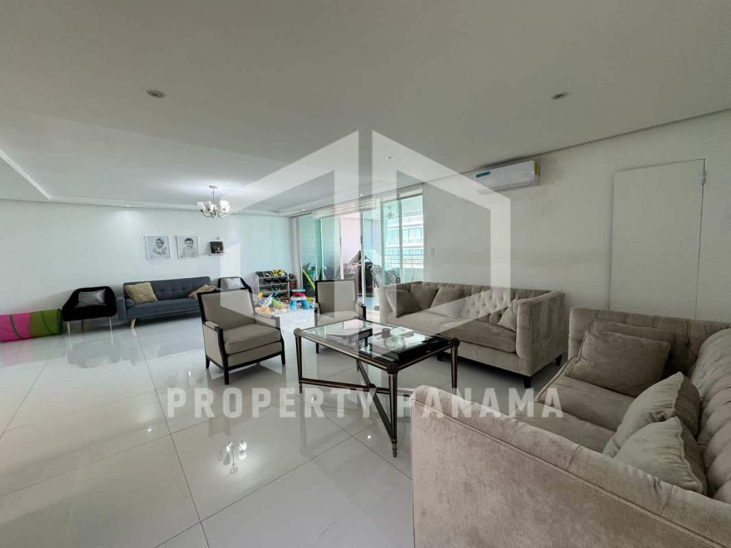 Open-plan living room with high-end finishes and skyline views in PH Tuscany Punta Paitilla Panama City