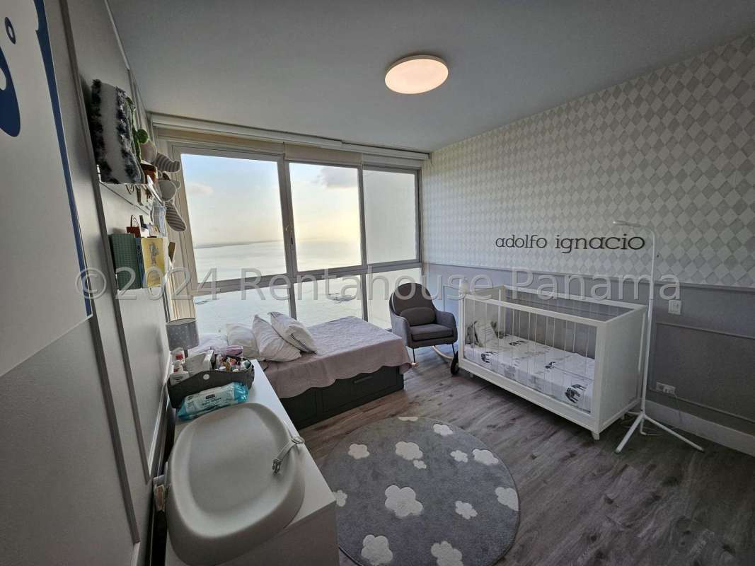 Infinity swimming pool overlooking the Pacific Ocean at PH Oceanaire Punta Pacifica Panama