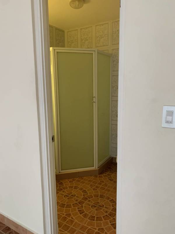 Full bathroom with glass shower enclosure, beige wall tiles, patterned floor tiles in PH Brisas de San Fernando Panama