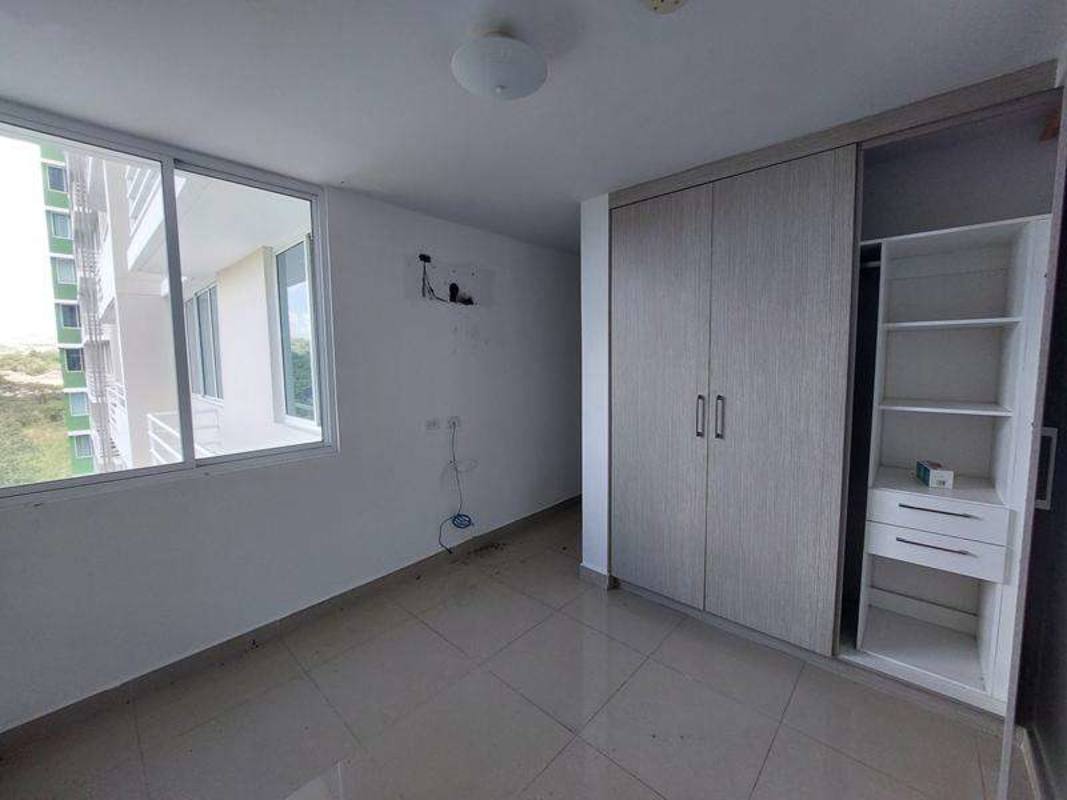 Unfurnished bedroom with large window and built-in closet PH Green Park Villa de las Fuentes Panama