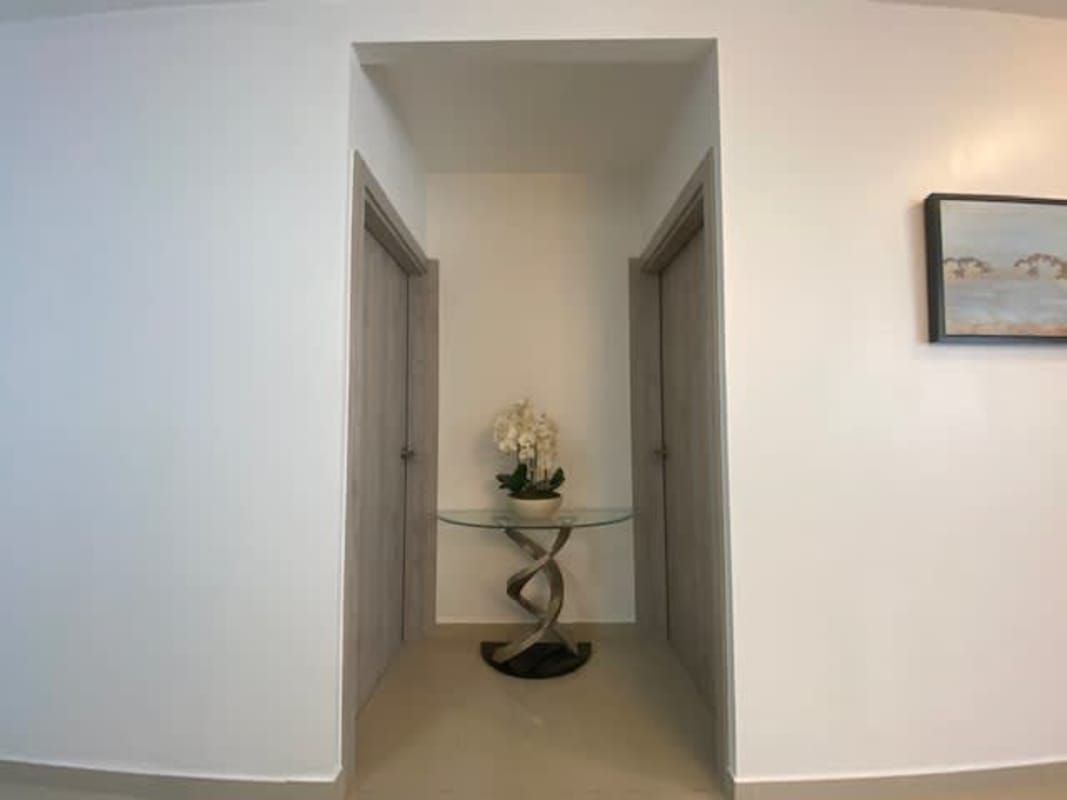 Bedroom with AC, large window and wardrobe PH Premium Tower San Francisco Panama