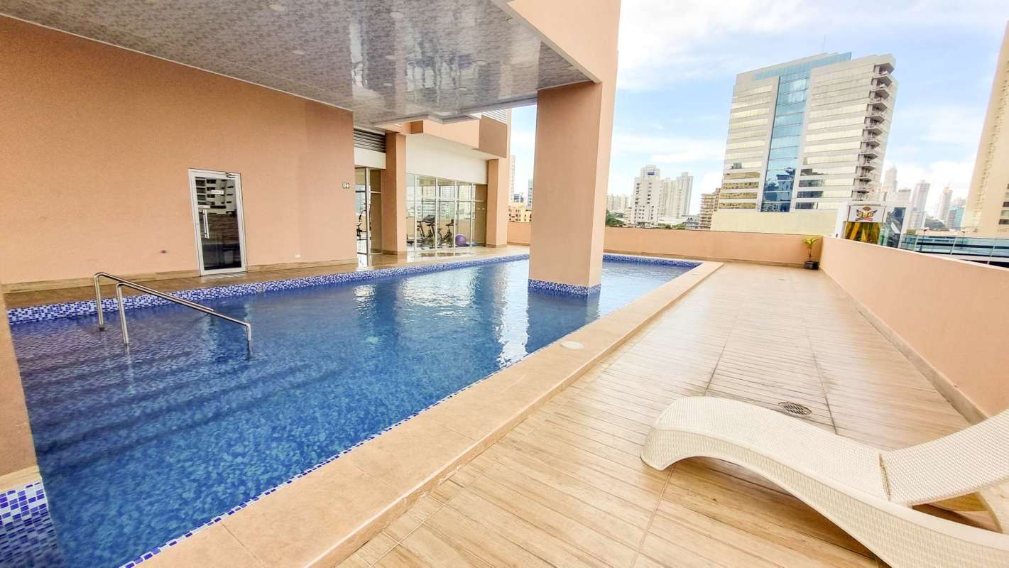 Covered rooftop pool with terrace city views PH Vista Hermosa El Carmen Panama