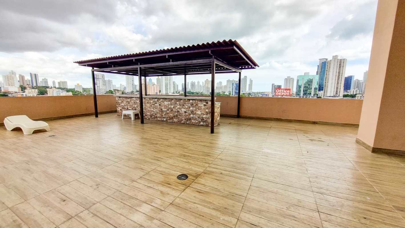 Two rooftop swimming pools with lounge deck PH Vista Hermosa Panama City