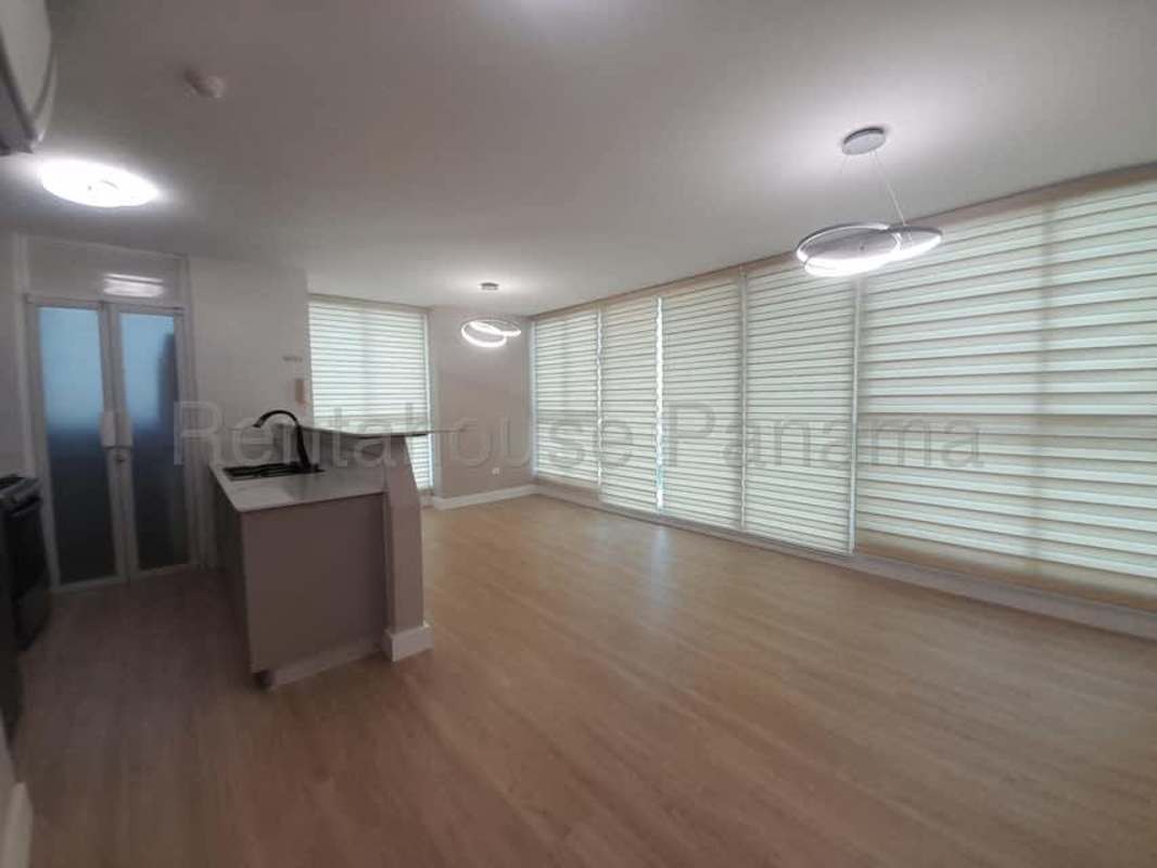 Empty bedroom with large windows, city views, split AC, wood flooring, PH Oasis San Francisco Panama