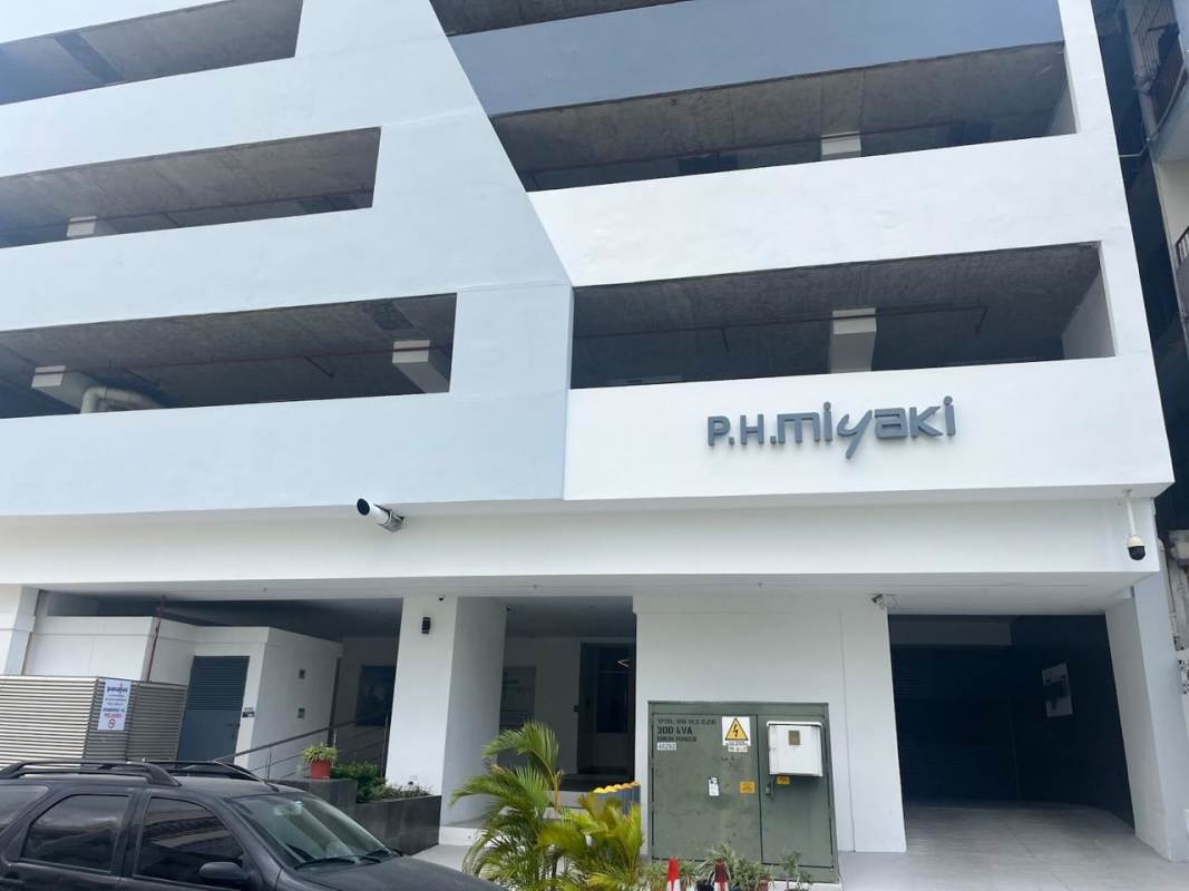 Empty bedroom with large window and built-in closet at PH Miyaki for sale Obarrio