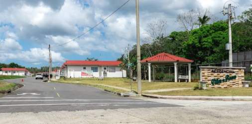 Dining room with glass table, black chairs in Villas de Roma house Arraiján Panama