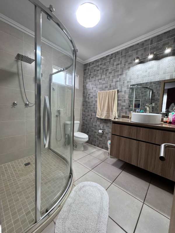Modern bathroom with vessel sink and glass-enclosed shower Brisas del Golf