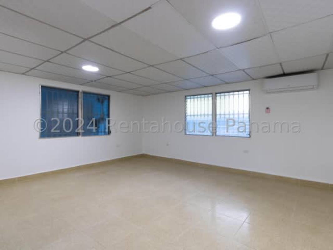 Bedroom with split air conditioning, tiled floor and barred windows in Santa Clara Panama
