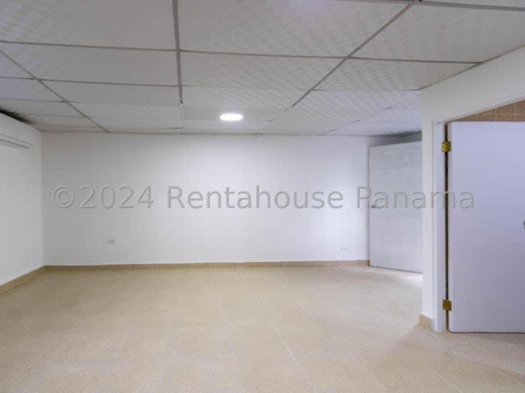 Living room with ceramic floor, textured ceiling, windows in house for rent Santa Clara Panama