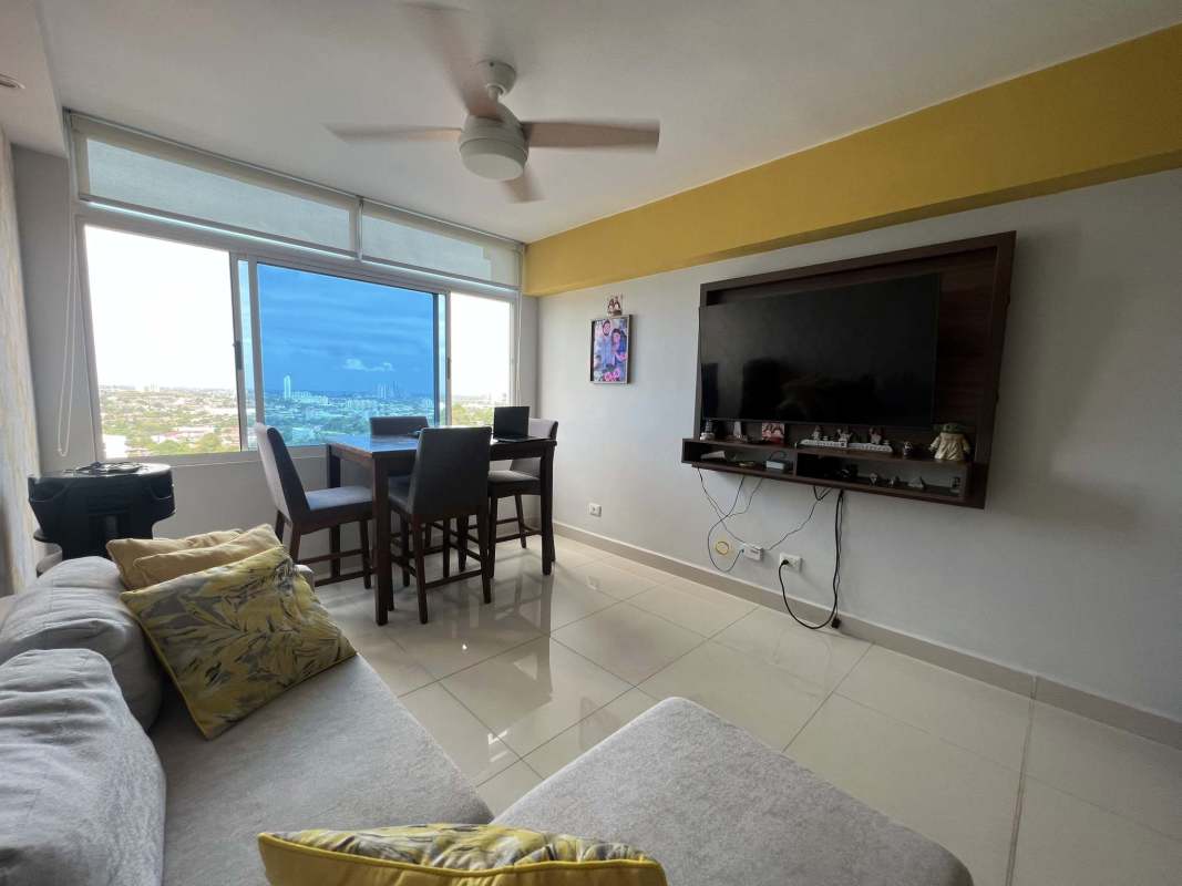 Master bedroom with built-in closet and window with city view PH Torres de Montserrat Panama City