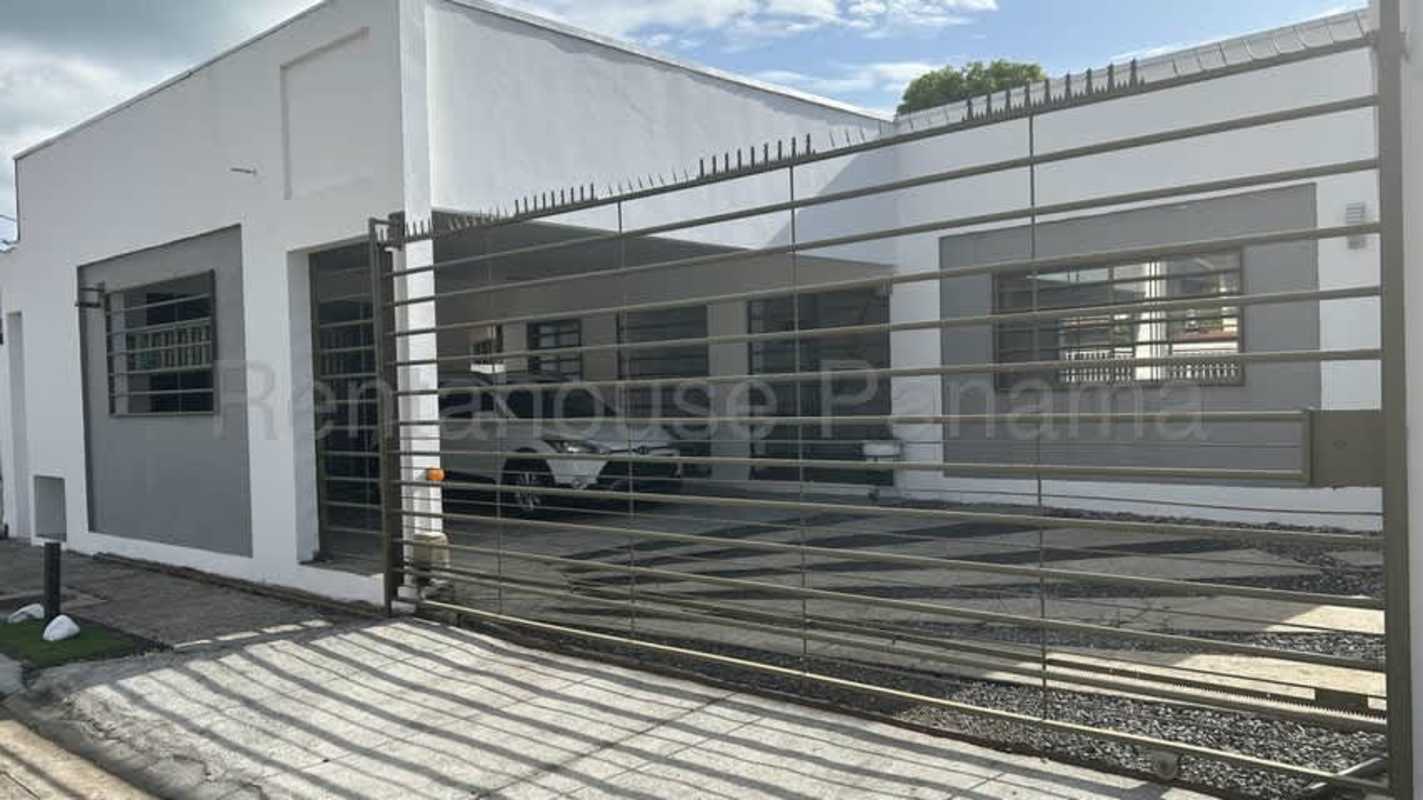 Covered multi-vehicle parking and patio space in Chanis Panama