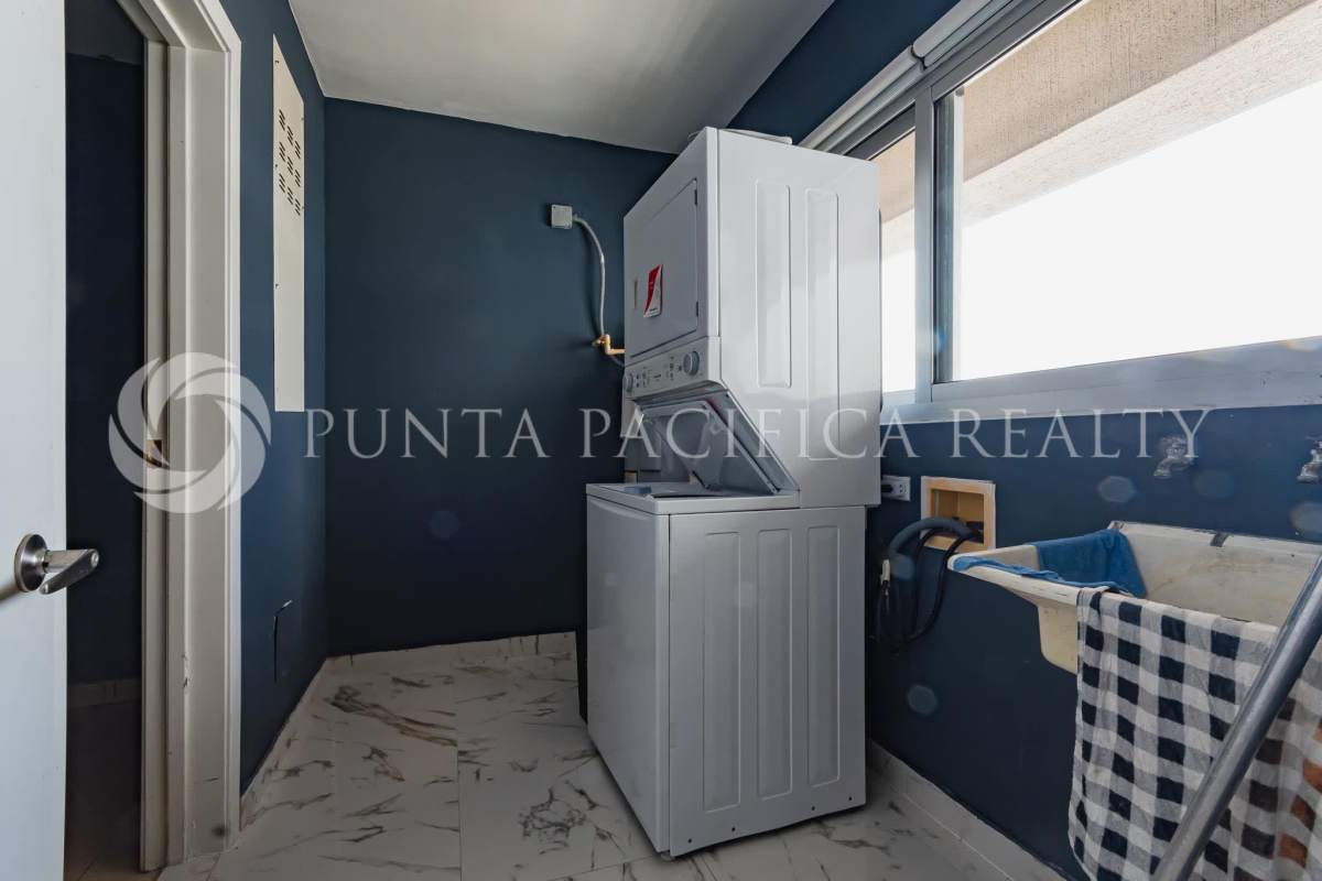 Exterior high-rise tower PH Waters On The Bay on Avenida Balboa waterfront Panama City