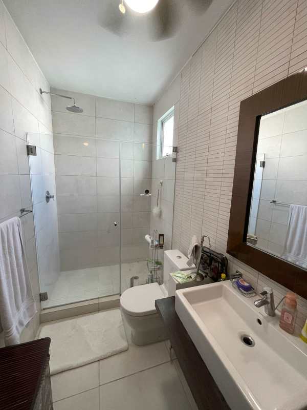 Modern minimalist bathroom with walk-in glass shower and vanity PH Bianco Loft Altos del Golf Panama