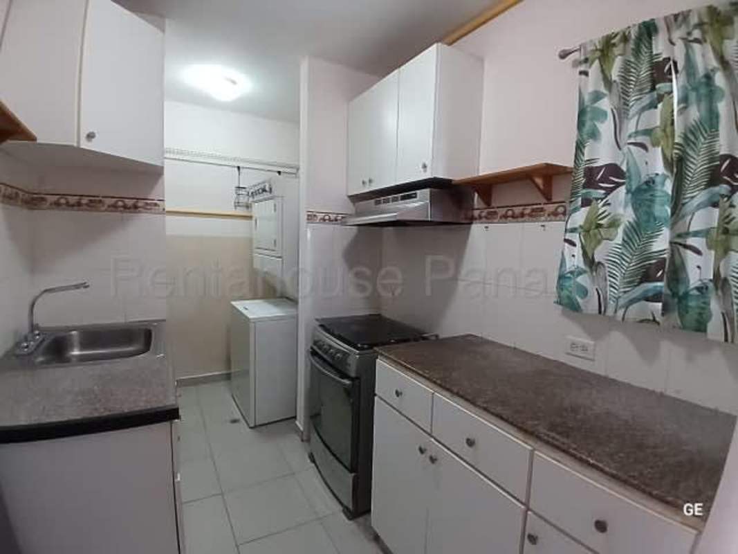 Compact kitchen with granite counters, white cabinets, gas connection, and ceramic tile backsplash in PH Parque Lefevre