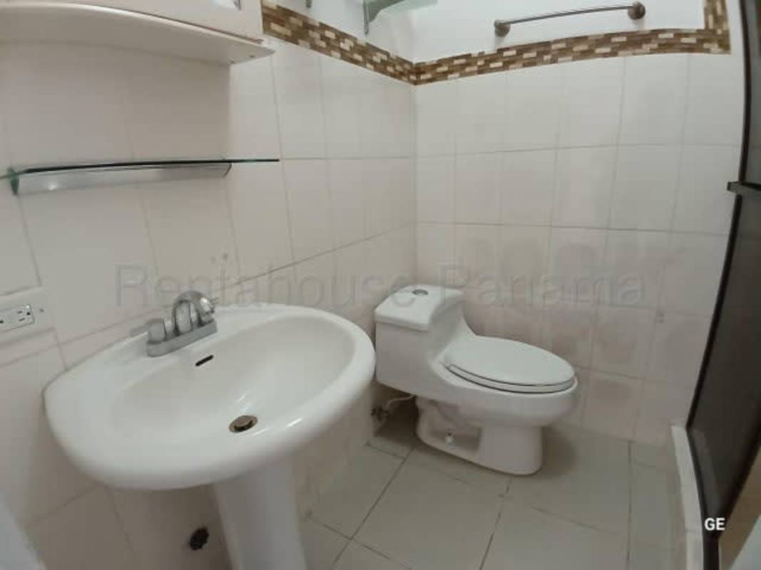 Compact bathroom with pedestal sink, toilet, and tiled walk-in shower PH Parque Lefevre Panama