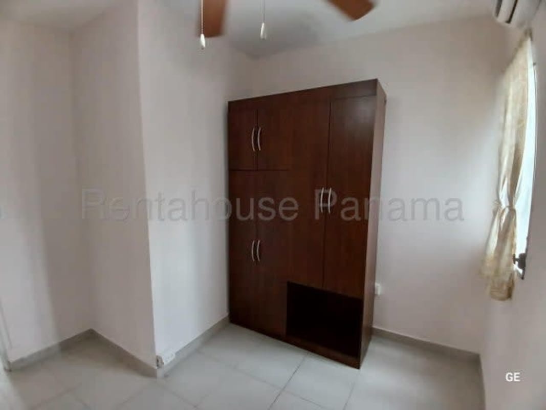 Bedroom with built-in wardrobe, ceiling fan, and natural light in Panama PH Parque Lefevre