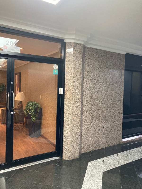 Furnished waiting/lounge area with decorative furniture in Plaza Obarrio commercial center Panama